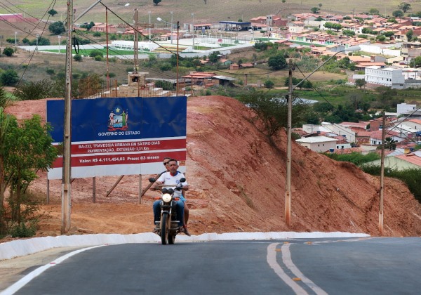 Governo entrega obra na BA-233 e autoriza recuperação de colégio estadual em Sátiro Dias