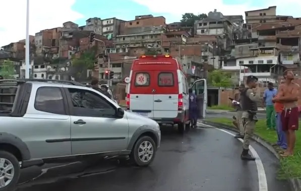 Acidente entre carro e moto deixa uma pessoa morta na Avenida Gal Costa, em Salvador
