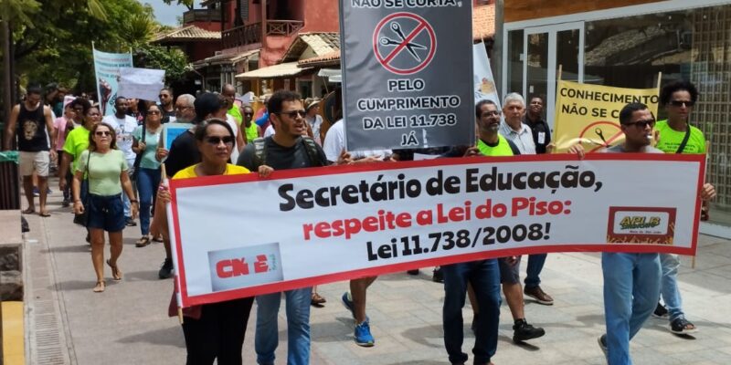 Sábado marcado por manifestação de professores na Praia do Forte