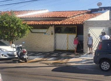 Comerciante é baleado após dupla invadir residência e assaltar casa