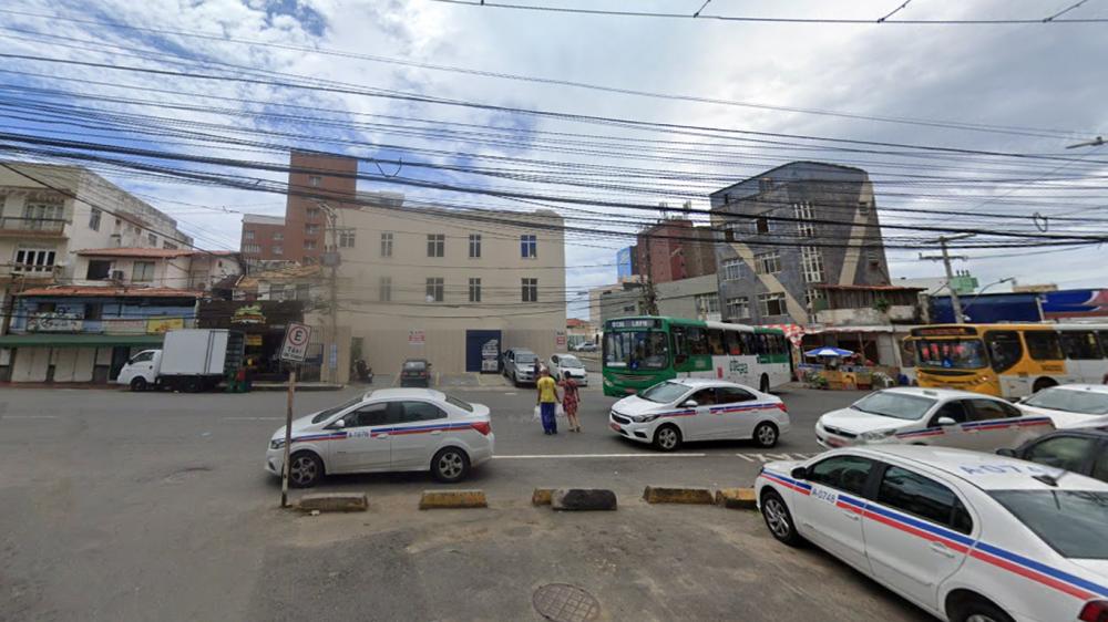 Corpo de homem é encontrado no chão de rua na Barra neste domingo