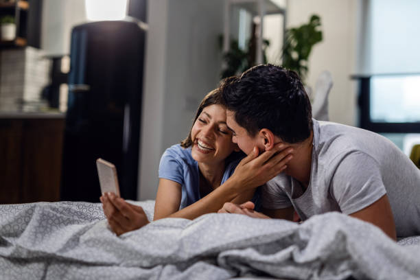 Casais mais felizes não expõem a vida na internet, diz estudo