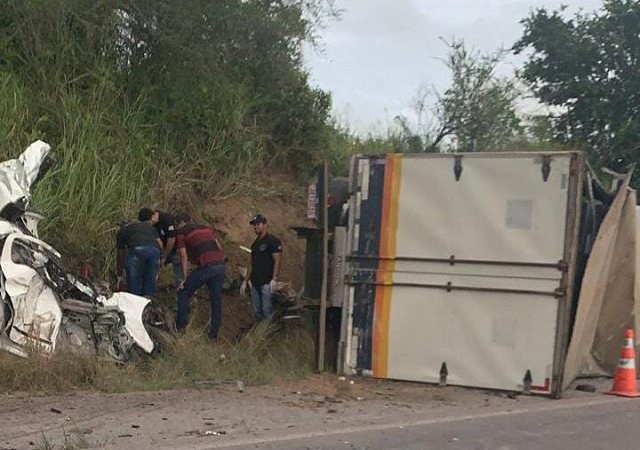 Homem morre após colidir carro com caminhão no interior da Bahia