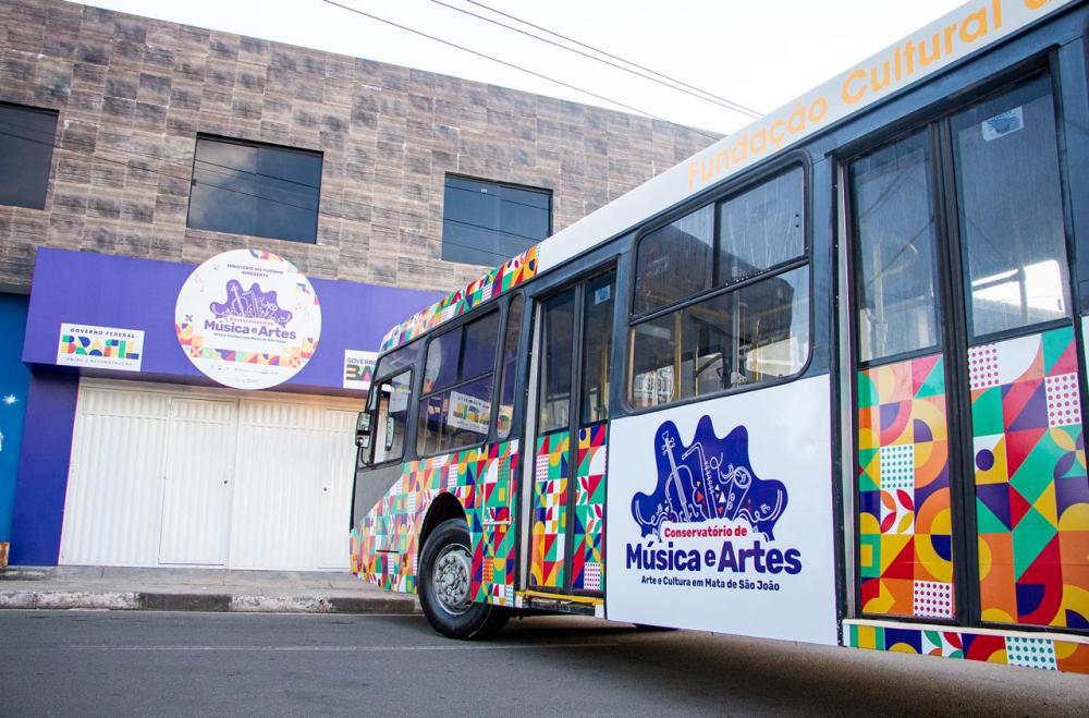 Fundação Cultural de Mata de São João adquire ônibus para dar suporte às atividades artísticas