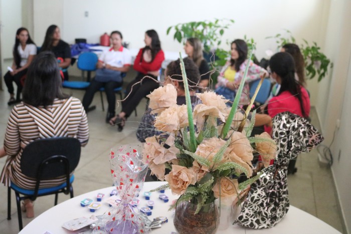 Centro de Referência Albertina Vasconcelos realiza roda de conversa com usuárias sobre o ato de ser mãe