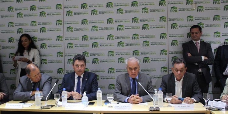 Ministro defende exploração mineral e diálogo