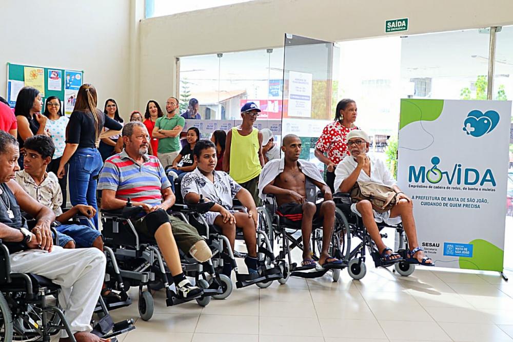 Prefeitura de Mata de São João entrega cadeira de rodas para moradores com mobilidade reduzida
