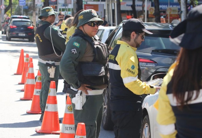 Detran-CE promove ação alusiva ao Maio Amarelo em parceria com BPRE e Corpo de Bombeiros