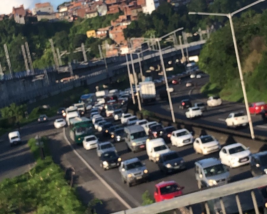 Acidente com vítimas deixa na BR 324 trava trânsito em Salvador na manhã dessa segunda-feira (29)