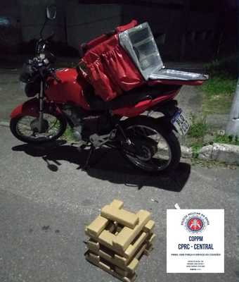 Entregador por aplicativo é flagrado transportando 13 tabletes de maconha, em Porto Seco Pirajá