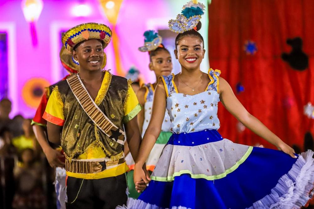 Mata de São João - Festival de quadrilha reúne alunos da rede municipal com apresentações animadas na Praça Amado Bahia
