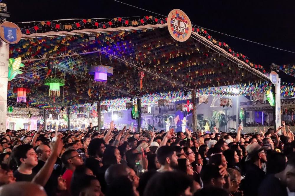 Praça lotada - Mata de São João celebra sucesso dos festejos juninos.
