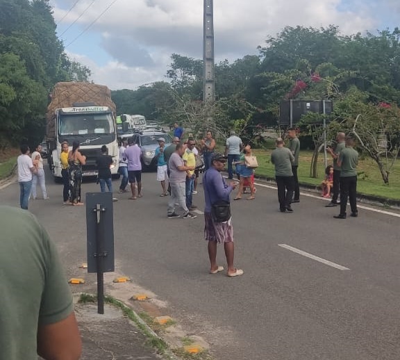 Mata de São João: moradores protestam em Praia do Forte por causa da retirada do trânsporte alternativo
