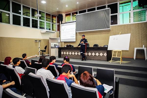 Detran Amazonas ministra aulas práticas para os contemplados do projeto ‘CNH na Escola’ 