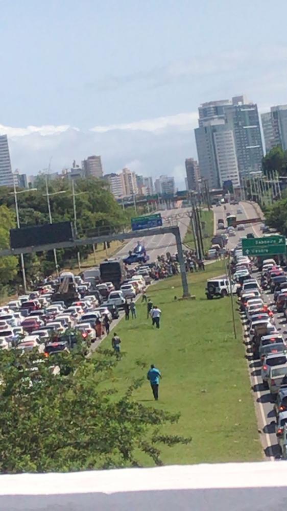 Helicóptero sobrevoa Paralela para socorrer vítima de acidente; ocorrência deixou avenida travada