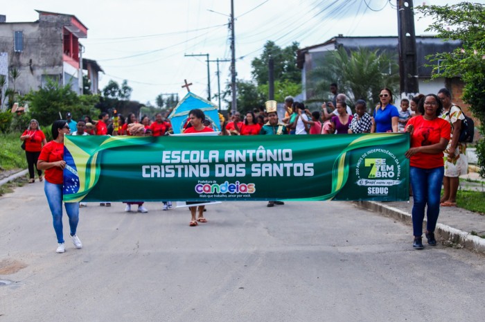 Candeias: População prestigia desfile cívico no distrito de Passé