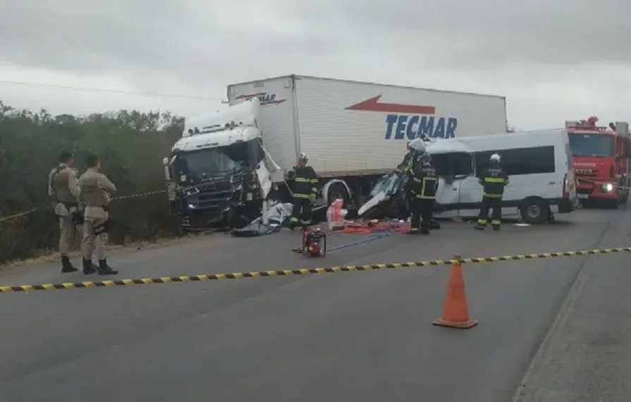 Motorista de van morre após batida com carreta em trecho da região sisaleira
