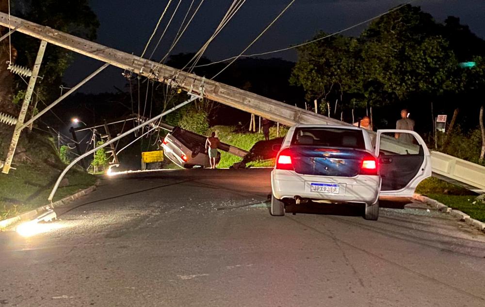 Divisa entre Dias d'Ávila e Mata é bloqueada após motorista bater em poste e equipamento cair