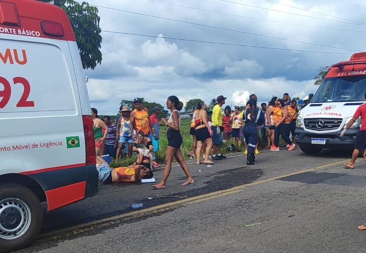 Carro com 11 pessoas capota em Aramari e uma pessoa morre na hora